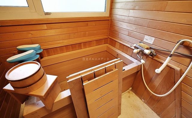 ほぼ未使用の浴槽はヒノキの良い香りがします