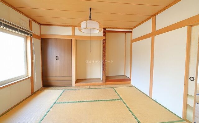 こちらの和室は床の間と仏間があります