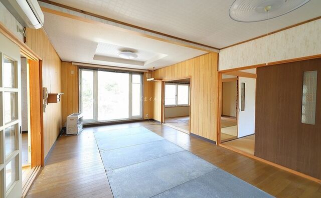 リビングは日当たりが良く隣接する和室2部屋と連動して使用できます