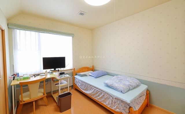 朝日が差し込むのが苦手な方は北側の洋室を寝室にどうぞ