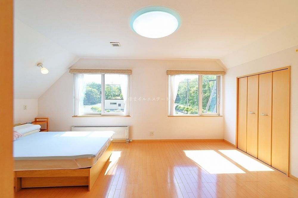 12帖の寝室 南側に配置され日当たりが良く明るいお部屋です