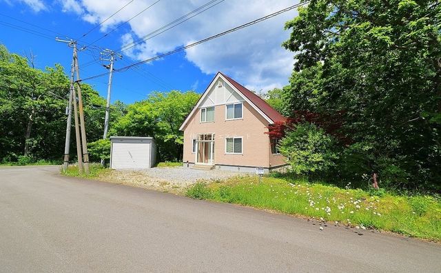 三角屋根の可愛らしい外観は夏の緑にも冬の雪景色にもよく合います