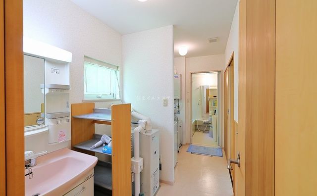 洗面室には十分な広さがありタオル類や洗剤などのストックも置くことができます