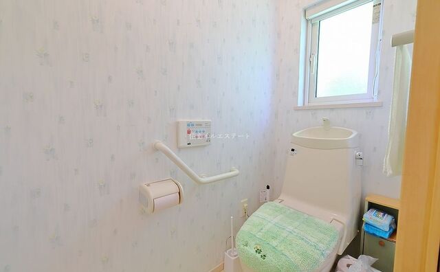1階トイレには窓もあります