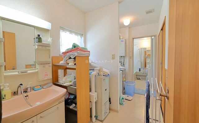 洗面室には十分な広さがありタオル類や洗剤などのストックも置くことができます