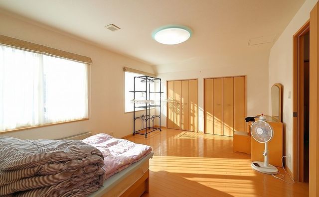 12畳の主寝室は南向きで明るく陽が差し込みます