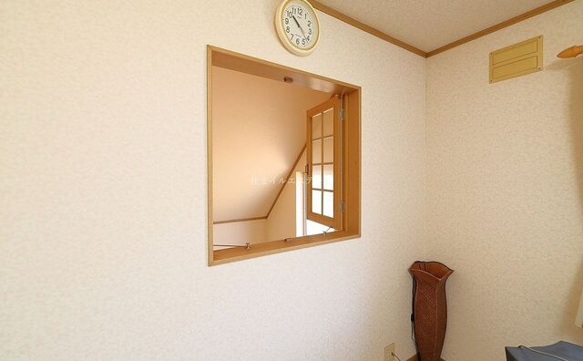 2階寝室の吹き抜け側に窓があります