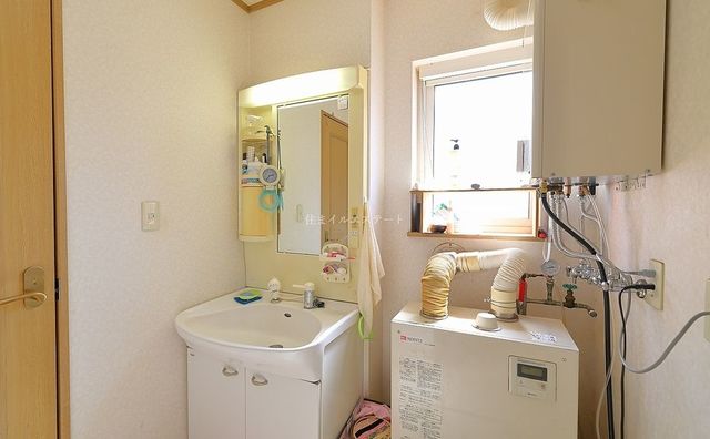 洗面室にはボイラーも設置されています