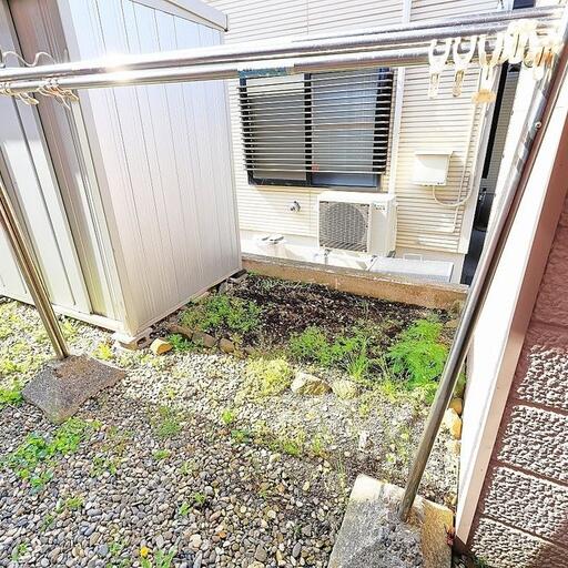 花壇や菜園のために使用できるスペースがあります。