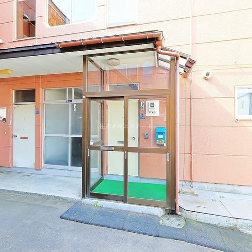 玄関フード(風除室)がありますので天気の悪い日や降雪時にも安心です。