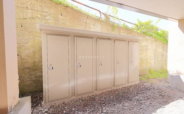 物置 建物裏に設置されタイヤなどの保管に使用できます