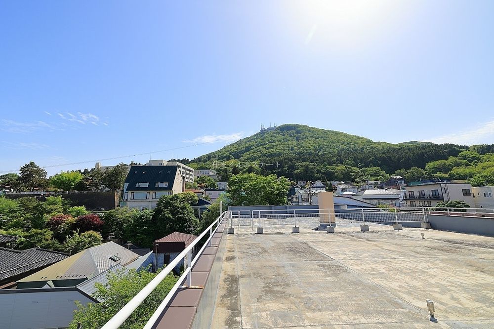屋上からの眺め 函館のシンボル函館山が目の前に