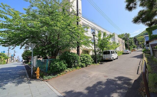 日和坂 北西側に面する道路