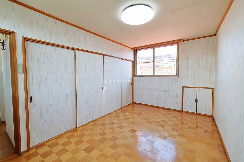 洋室(7.5) 大きな収納があります