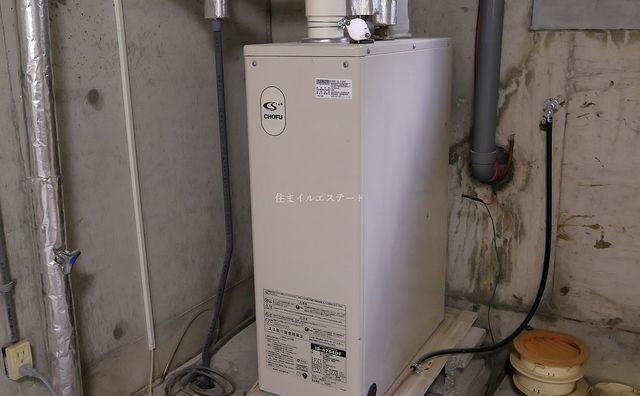 給湯用ボイラーは地下に設置されています