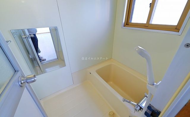 キッチンの奥にある浴室は窓があり明るく換気もできます