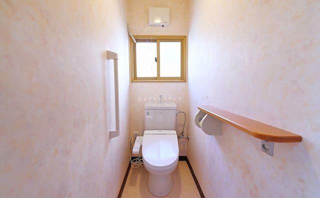 トイレにも窓があり明るく換気ができます