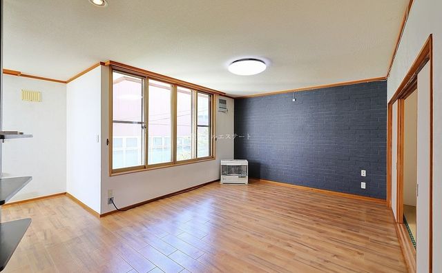 アクセントクロスがオシャレで印象的な広いリビング