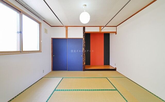 リビング横に配置された和室は便利で色合いもモダンでオシャレです
